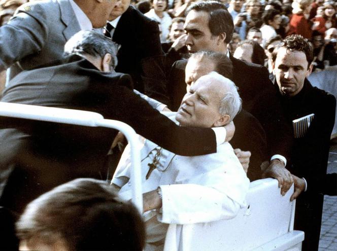 Papież Jan Paweł II postrzelony na placu św. Piotra