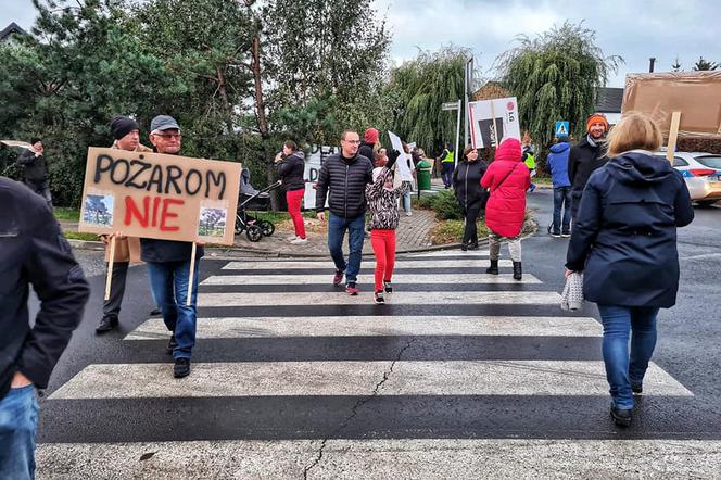 Protestują przeciwko składowisku odpadów. Mieszkańcy Przysieki Polskiej zablokowali dzisiaj dojazd do firmy Polcopper
