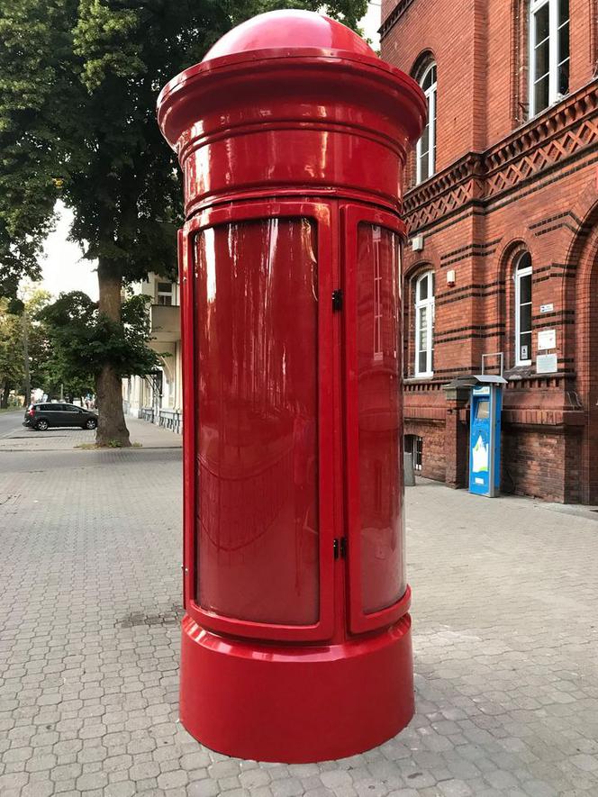 W Ełku stanął słup na DOBRE wiadomości. Nietypowa akcja zaskoczyła mieszkańców [FOTO]