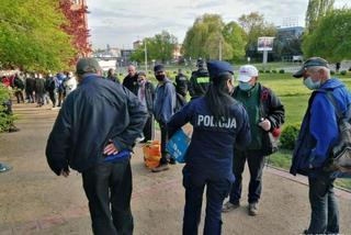 Policjanci rozdają maseczki bezdomnym