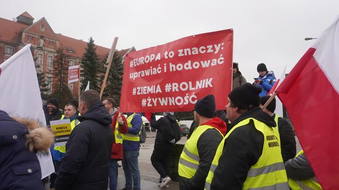 „Zielony Ład=Głód”, „Mleko nie jest z Biedronki”. Te hasła pojawiły się na proteście rolników w Olsztynie