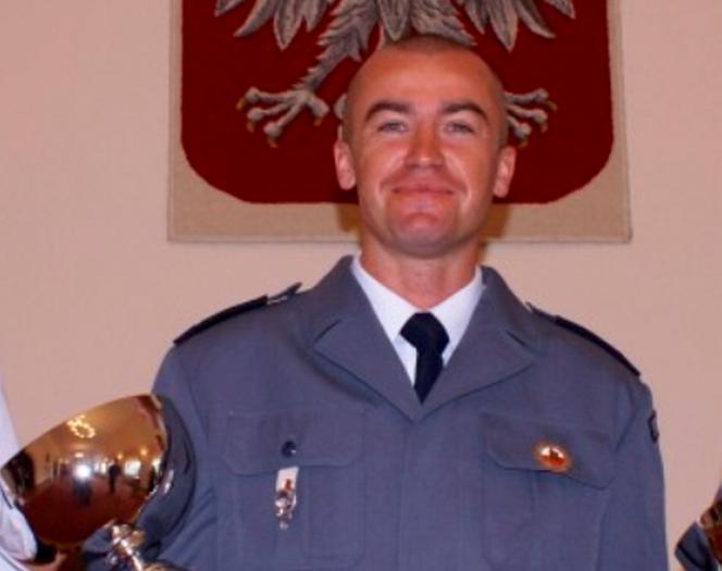 Sypał konfetti na głowę ministra, dostał nagrodę