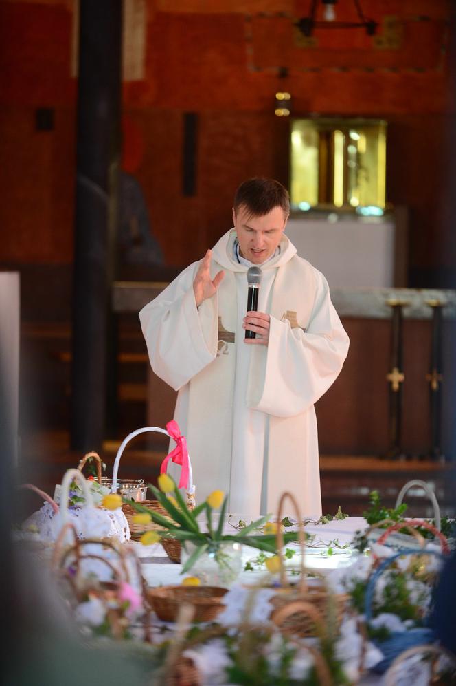 Jacek Kurski z rodziną święci pokarmy w kościele