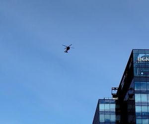 Blackhawk latał nad Warszawą. Zawisł nad najwyższym wieżowcem