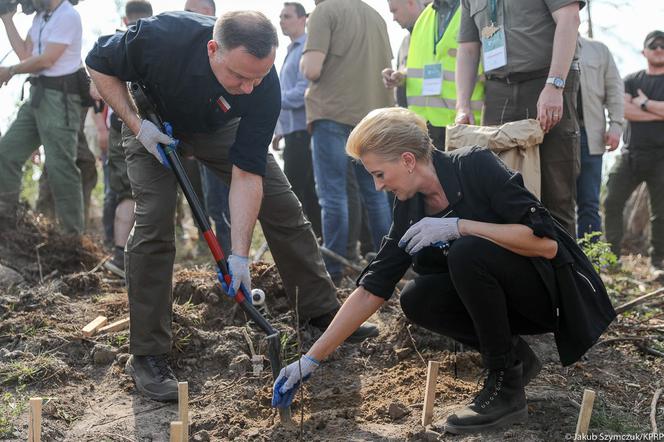 Żona prezydenta Dudy z łopatą. Tak z mężem sadziła las zniszczony przez nawałnicę