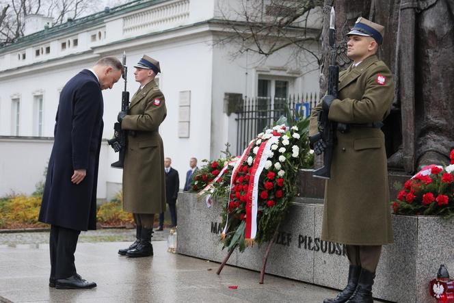 Andrzej Duda złożył wieńce przed pomnikami Ojców Niepodległości	