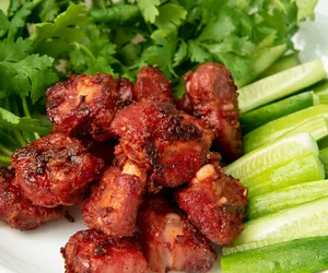 Imbirowa wieprzowina z sałatką z ogórków. Cudowny zestaw orzeźwiających smaków