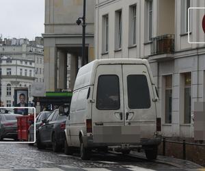 Maciej Musiał parkuje na zakazie w Centrum Warszawy