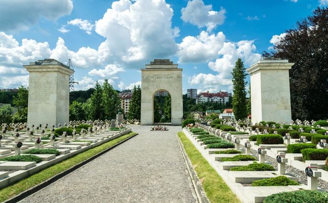 Trzy pylony Pomnika Chwały na cmentarzu Obrońców Lwowa