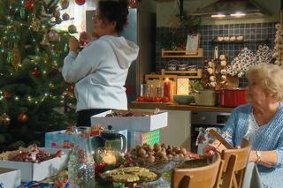 M jak miłość świąteczny odcinek specjalny. Wigilia Mostowiaków. Barbara (Teresa Lipowska), Marysia (Małgorzata Pieńkowska)