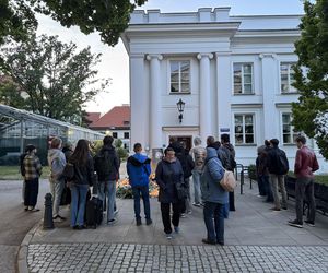 Społeczność UW pożegnała zaatakowaną pracowniczkę (8.05.2025)