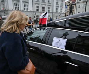Pożegnali wielką damę polskiej kultury. Kidawa-Błońska przesłała piękny wieniec