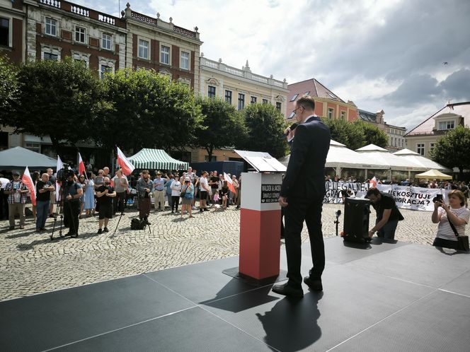 Manifestacja pod hasłem "Sto nielegalnej imigracji" w Lesznie