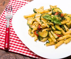 Makaron z cukinią, kurczakiem i suszonymi pomidorami: przepis