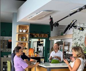 M jak miłość. Julia (Marta Chodorowska), Viola (Magdalena Waligórska), Magda (Anna Mucha), Andrzej (Krystian Wieczorek) na planie