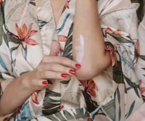 Skóra po zimie jest sucha, matowa i szorstka? Tak przygotujesz ją na wiosnę