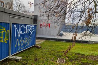 Jeszcze nie otwarty, a już pomazany. Skatepark w centrum Warszawy przyozdobiony graffiti