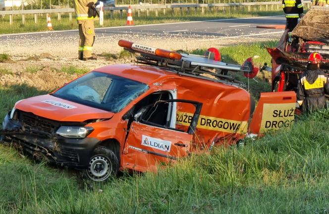 Poważny wypadek pod Kołbielą. Cysterna zderzyła się z samochodem osobowym. Doszło do gigantycznego wycieku paliwa