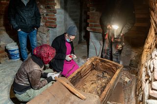 Jest sensacja. Otwarto trumny odkryte w krypcie w Kazimierzu Biskupim