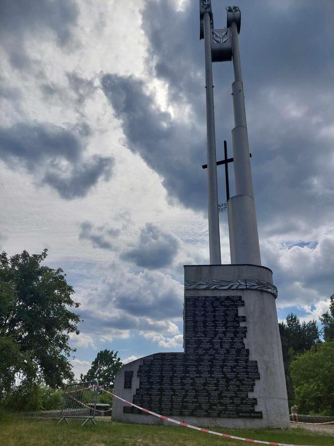 Pomnik w Dolinie Śmierci w Fordonie jest w opłakanym stanie. Jeden z kłosów wygląda na ułamany, a teren jest ogrodzony taśmą