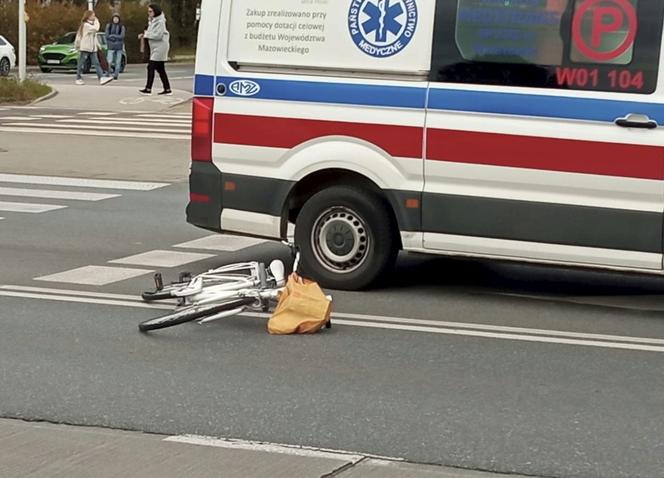 Warszawa. Seat huknął w rowerzystkę na Białołęce. Kobieta trafiła do szpitala!