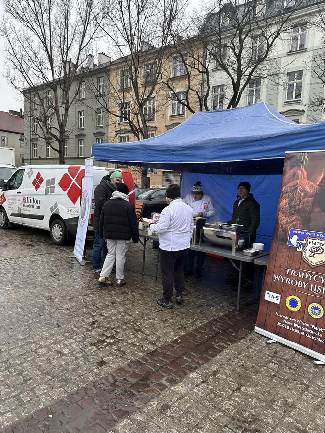 WOŚP 2024 w Krakowie. Zlot samochodów Złombol na Placu Wolnica przyciągnął tłumy fanów aut rodem z PRL-u