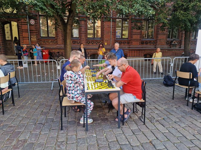 Szachiści opanowali centrum Torunia. Turniej błyskawiczny na Rynku Staromiejskim