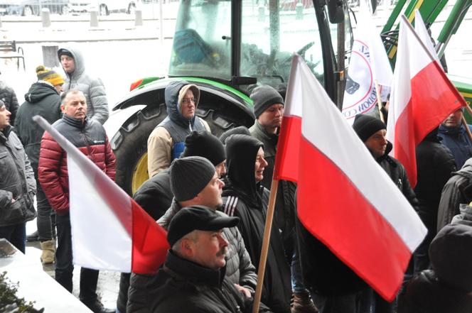 Protest rolników przed Urzędem Wojewódzkim w Kielcach