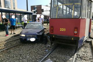 Wypadek na rondzie Jagiellonów w Bydgoszczy. Ruch tramwajów wstrzymany! [ZDJĘCIA]