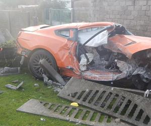 Wielkopolskie. Roztrzaskał wypożyczone auto na płocie! 37-latek był pijany 