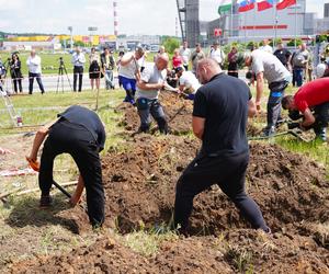 Mistrzostwa w kopaniu grobów na czas w Targach Kielce