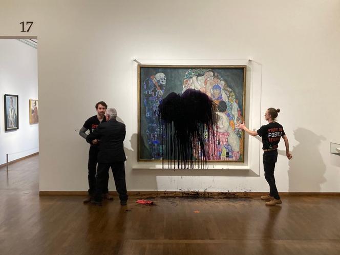 Słynny obraz Klimta zniszczony przez aktywistów! Został oblany czarną mazią