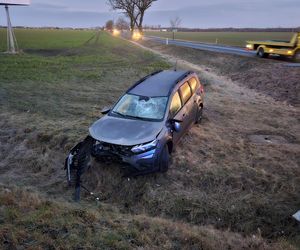 Kierujący dacią dachował w rowie. Wypadek na DK12 niedaleko Borku