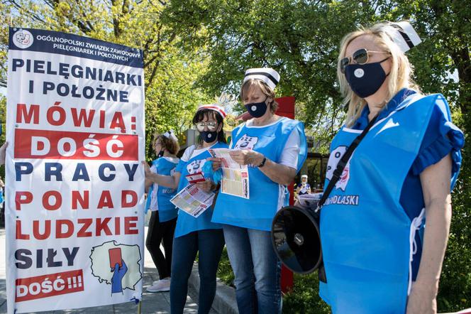 Strajk pielęgniarek w Kielcach. Ciężka praca jak niewolnictwo? Każą nam pracować za dwie miski ryżu
