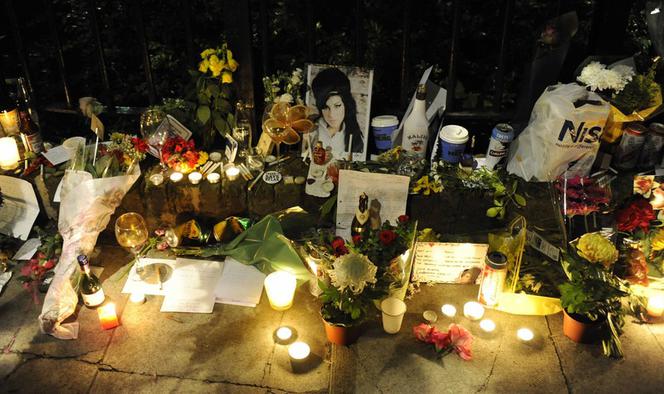 LONDYN: Fani płaczą po śmierci Amy Winehouse