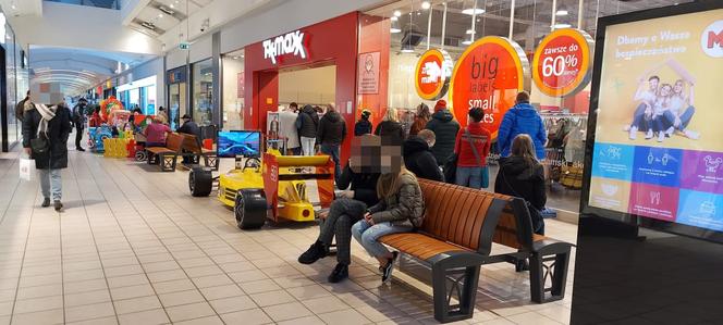 Krakowianie rzucili się na zakupy w ostatni dzień przed lockdownem. Tłumy w galeriach!