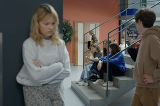 Barwy szczęścia, odcinek 3191: Emilka usłyszy bezczelne kpiny na temat choroby Malwiny. Koleżanki zrobią z niej wariatkę! - ZDJĘCIA 