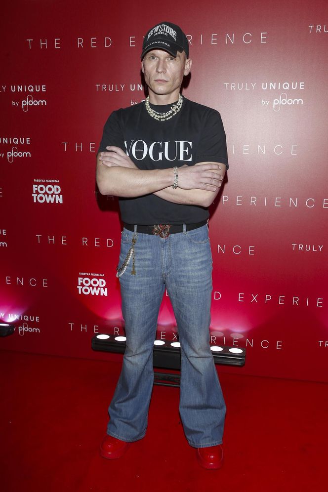 Bart Pniewski z córką i ukochaną na celebryckiej imprezie. Światowo?