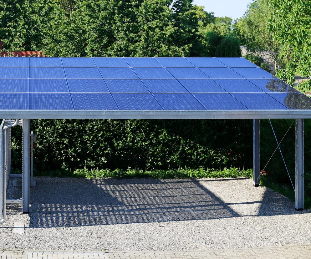 Wiata, która zarabia na siebie. Policzyliśmy, ile kosztuje budowa carportu