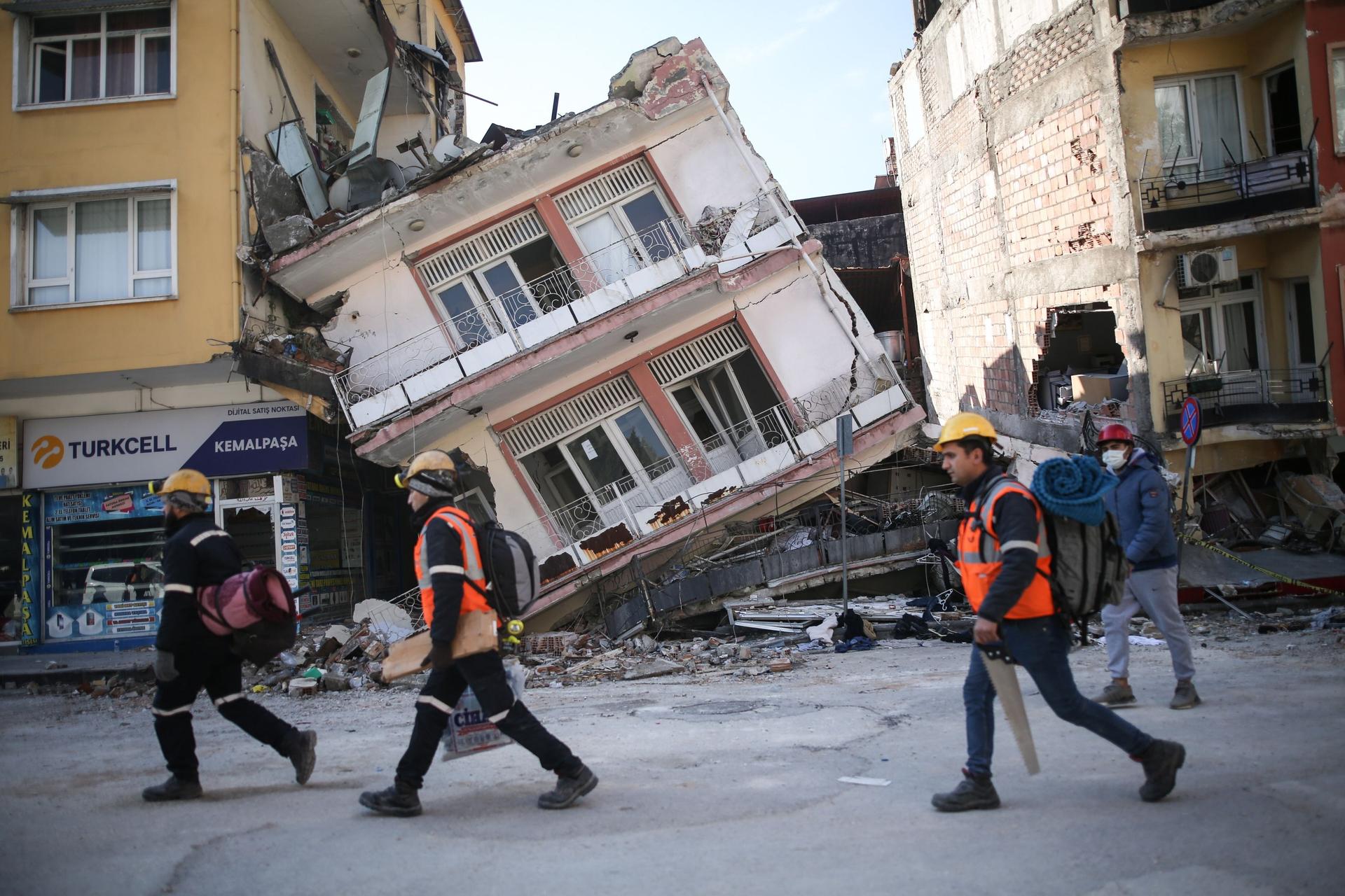 Турция 6 февраль. Разрушенные дома. Землетрясение. Землетрясение в Турции здания.