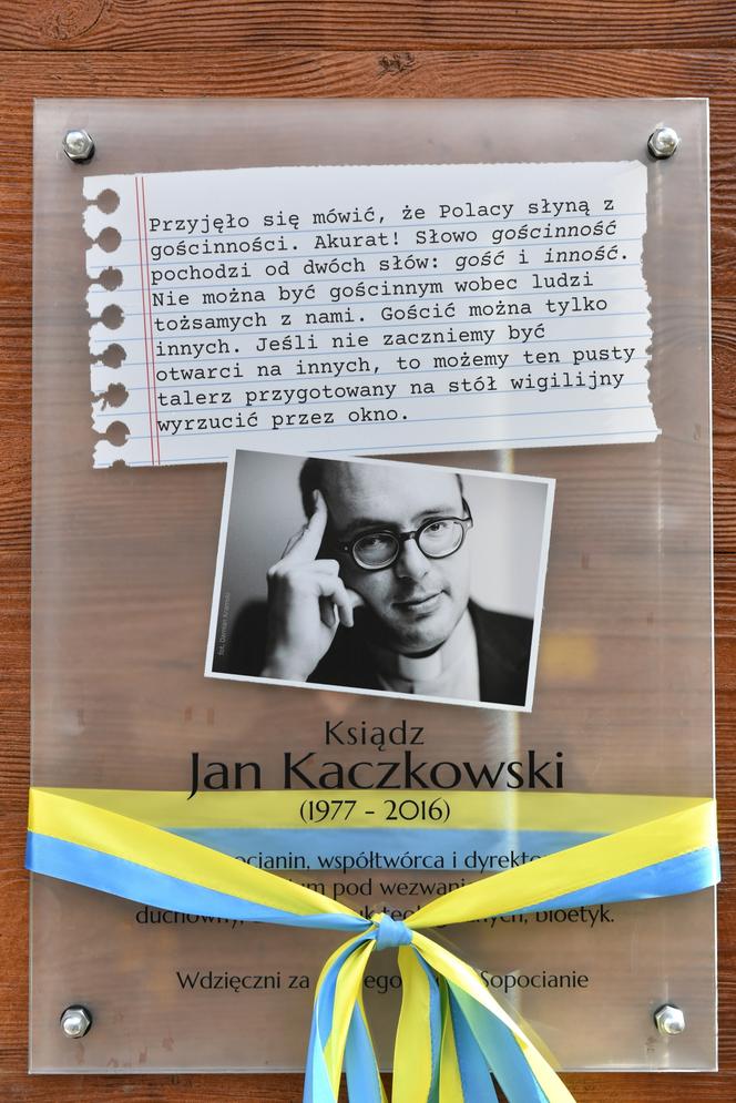 W Sopocie odsłonięto tablicę poświęconą ks. Janowi Kaczkowskiemu