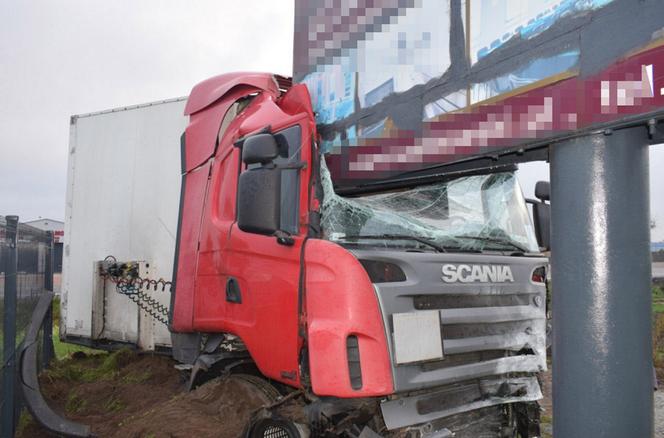 Tragiczny wypadek pod Środą Wielkopolską. Nie żyją dwie osoby po zderzeniu z ciężarówką