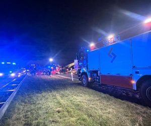 Śmiertelny wypadek na A1 pod Zgierzem. Zderzyły się trzy pojazdy, w tym dwa tiry [ZDJĘCIA].