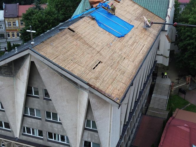 Burza zerwała dach kościoła w Brzesku! Chwile grozy podczas nabożeństwa