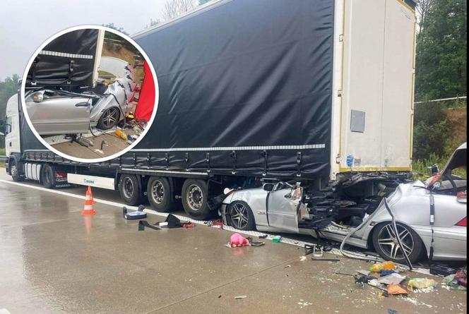 Mercedes wbił się w naczepę ciężarówki. Jedna osoba nie żyje, dwie są ranne 