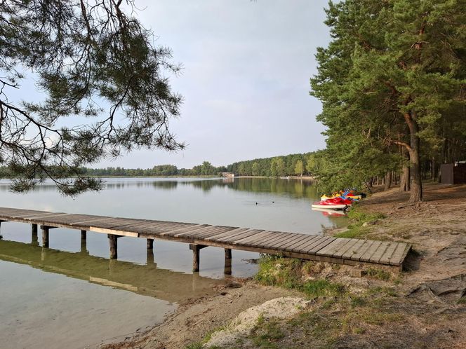 Spokojne wrześniowe popołudnie nad Jeziorem Bialskim w Białce