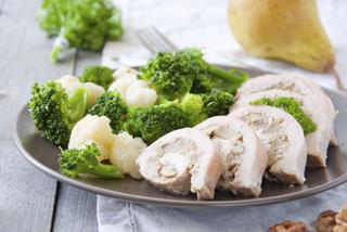 Roladki z kurczaka nadziewane bakaliami i kiełkami: przepis na danie fit