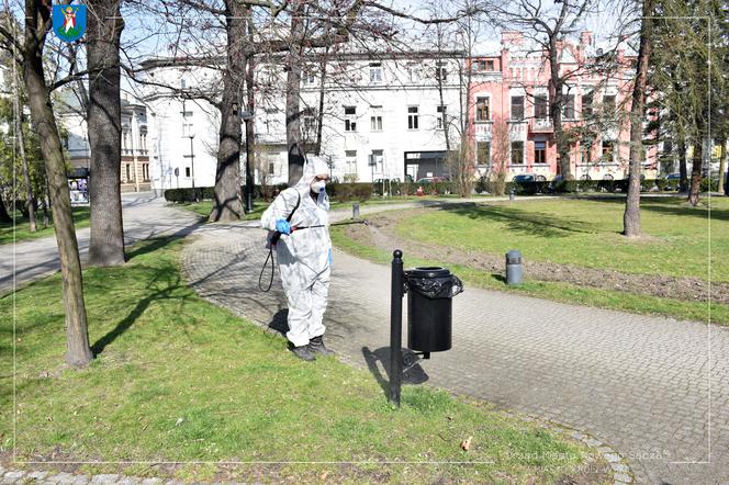 Białe kombinezony i Virkon. Tak w Nowym Sączu walczą z epidemią koronawirusa! 