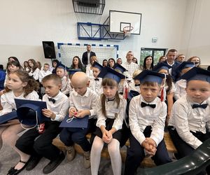 Pierwsza Dama uczciła z uczniami 100 lat od nadania imienia Stefana Batorego Szkole Podstawowej w Liwie