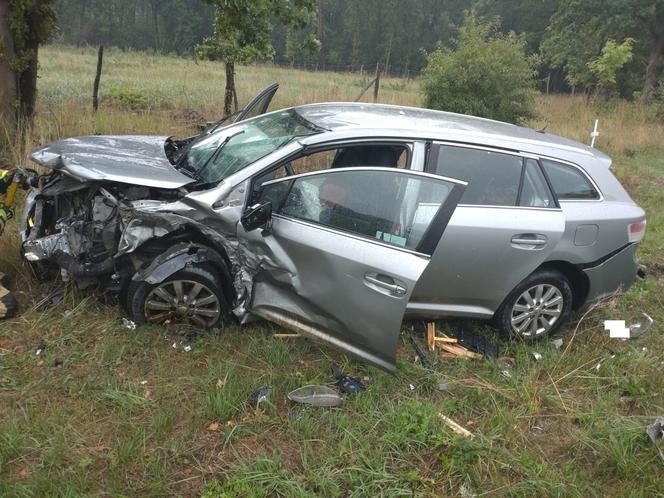 Policja wyjaśnia okoliczności wypadku koło Henrykowa. Czołowo zderzyły się dwa samochody
